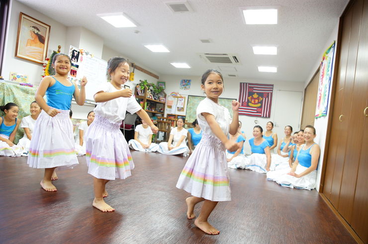 小さい子供もフラダンス