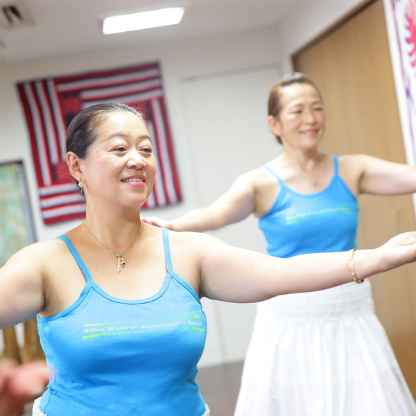 東京のスクールでは協調性も高められるフラダンスを教えております