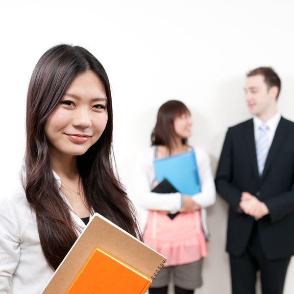 東京のフラスクールでは実践でも使えるような英会話を教えております